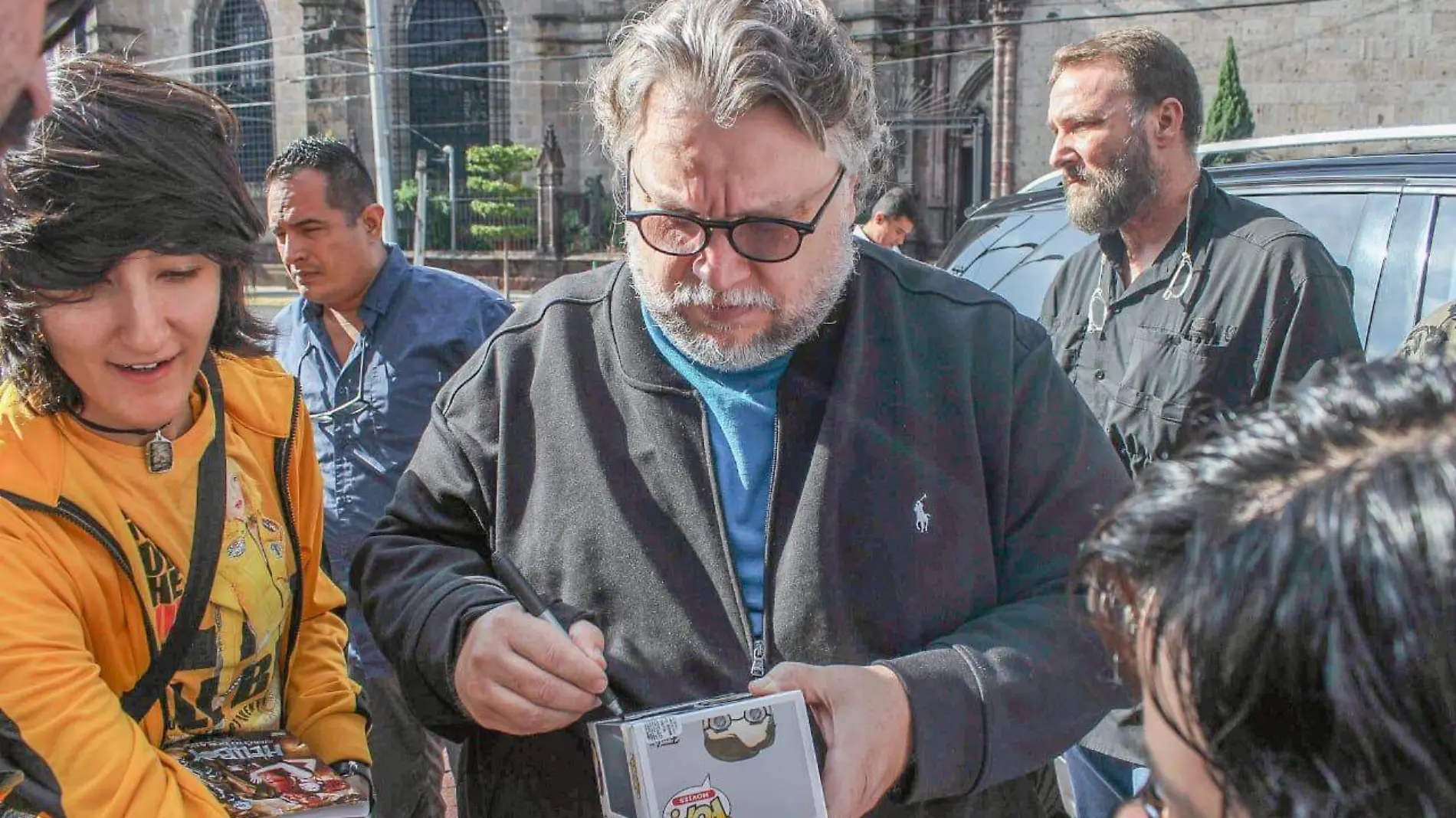 Guillermo del Toro firma